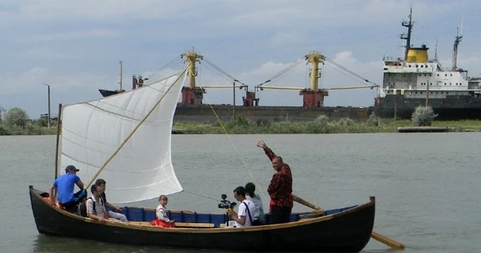 Monumentul bărcii tradiíonale, la Mila 23 FOTO Arhiva Adevarul