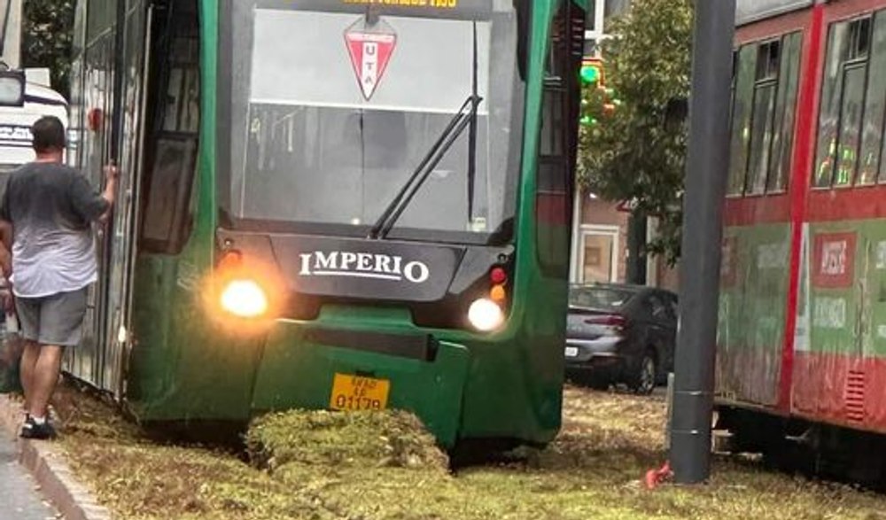 Tramvaiul care paște, rămas împotmolit pe liniile înierbate. Imagini virale dintr-un oraș din vestul României FOTO VIDEO 