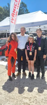 Ionel Ivănică și fetele din echipa lui