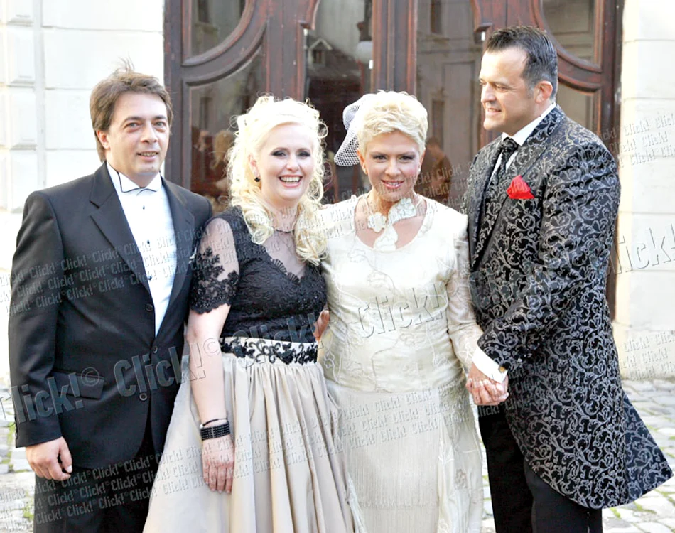 
    Teo și Constantin,  alături de nașii lor,  Claudia și Romeo Dediu  