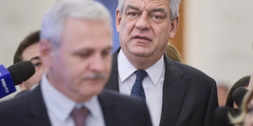 Premierul Mihai Tudose şi preşedintele camerei deputaţilor Liviu Dragnea sosesc la dezbaterea moţiunii PSD dăunează grav sănătăţii în plenul parlamentului FOTO Mediafax / Andreea Alexandru