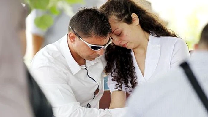 Carmen Bejan şi soţul ei, fostul deţinut Claudiu Şatran, la înmormântarea bebeluşului, în 2012. Carmen a beneficiat atunci de o învoire