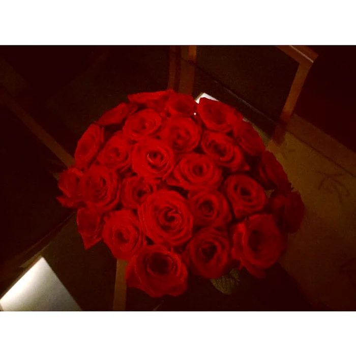 Boureanu i-a oferit iubitei un buchet de trandafiri roşii