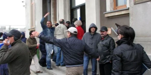 Sindicaliştii iau cu asalt sediul instituţiei