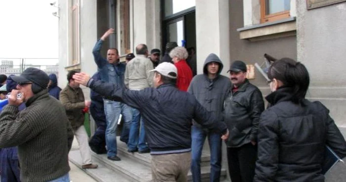 Sindicaliştii iau cu asalt sediul instituţiei