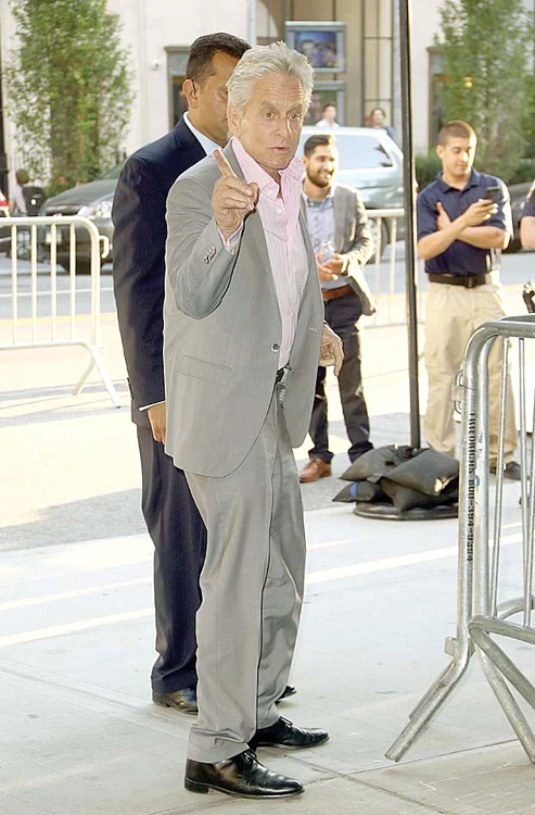 
    Înainte de premiera din  New York a filmului  „Ant-Man”, Michael  Douglas a întrebat un  bodyguard în ce oraş este...  