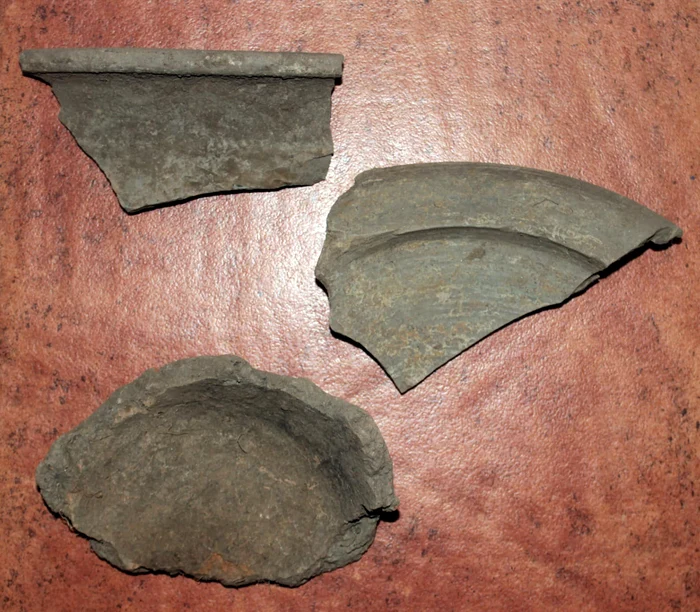 Mai multe fragmente din vase de ceramică, descoperite FOTO: CJ Galați