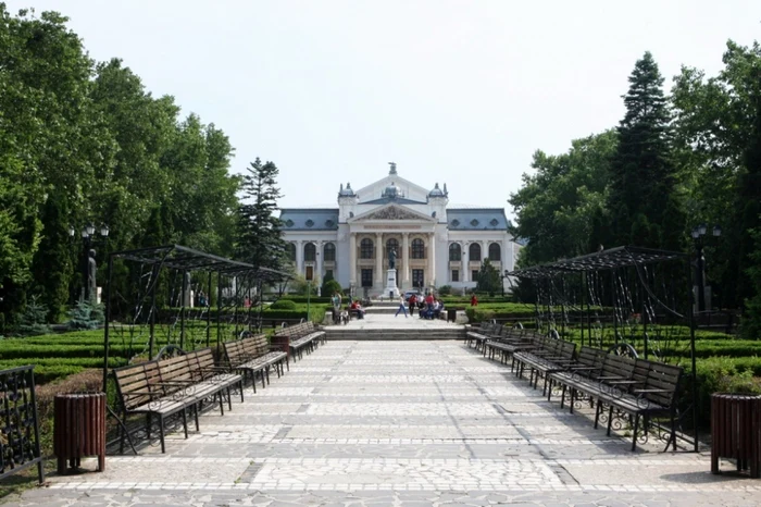 Parcul din faţa Teatrului Naţional din Iaşi ar urma să fie distrus pentru o parcare subterană FOTO Adevărul