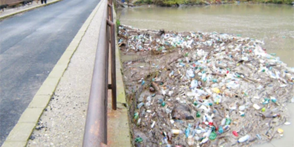 Dunărea a devenit  o groapă de gunoi