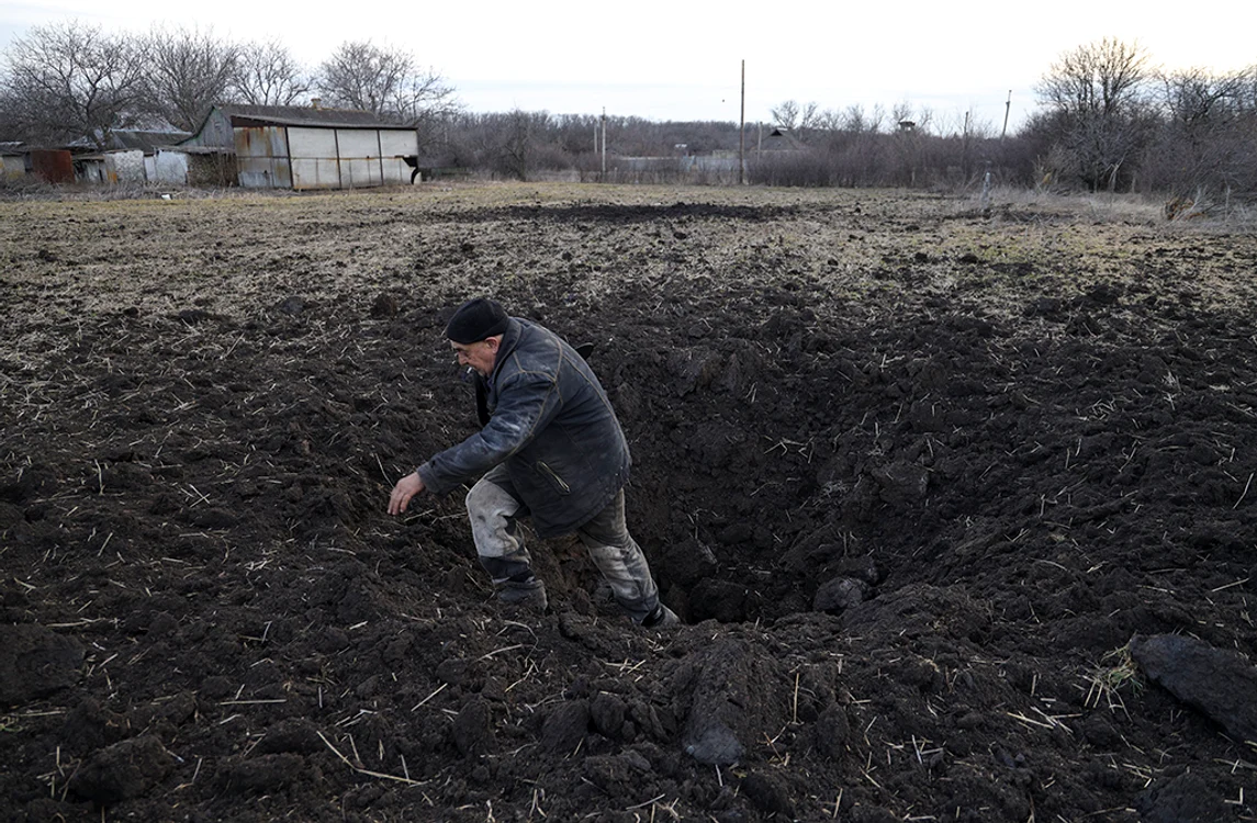  Obuzul a făcut  un crater adânc  de 1,3 metri. Fotografii: EPA-EFE