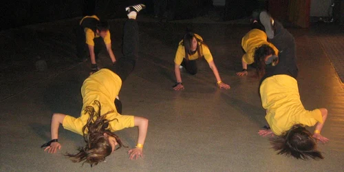 Artişti şi trupe de hip hop din Satu Mare şi alte oraşe au dansat pentru Sabina