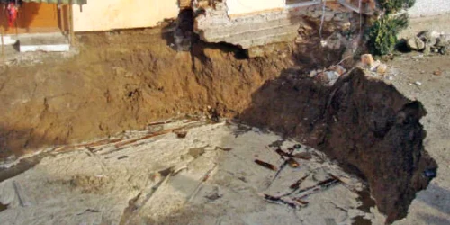 Casa în care locuia familia Ene s-a dărâmat pe jumătate  