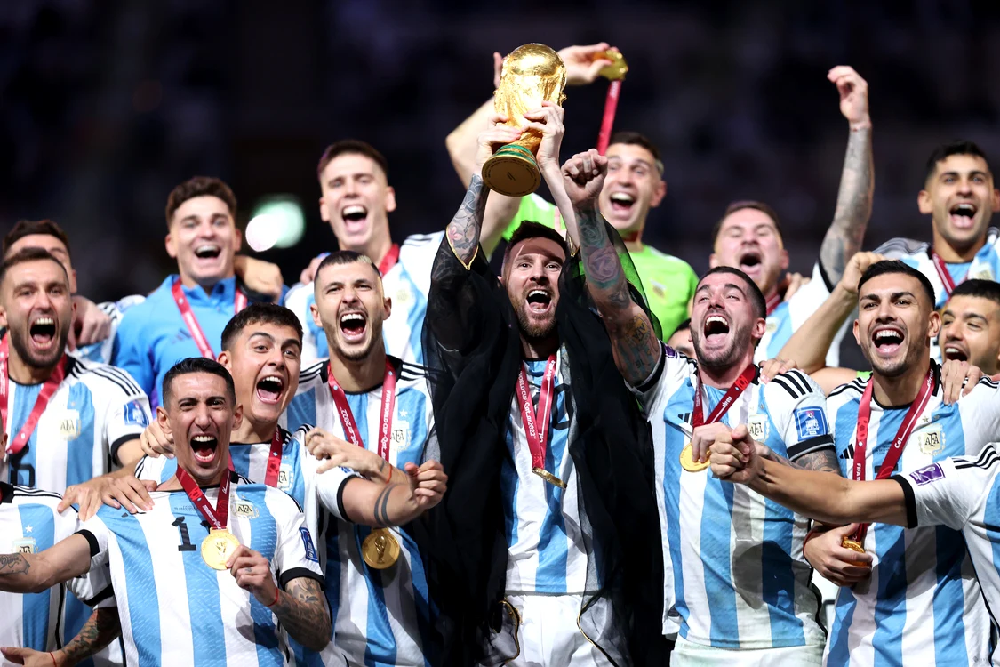 Argentina castigatoare CMF din Qatar 2022 trofeu medalii poza grup echipa Lionel Messi mantie neagra FOTO Getty Images jpg