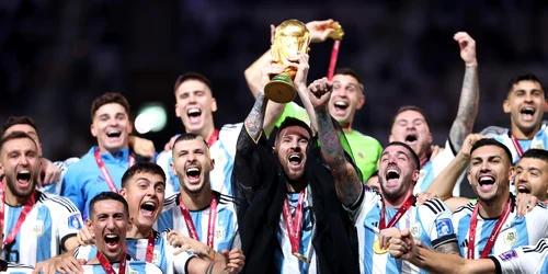 Argentina castigatoare CMF din Qatar 2022 trofeu medalii poza grup echipa Lionel Messi mantie neagra FOTO Getty Images jpg