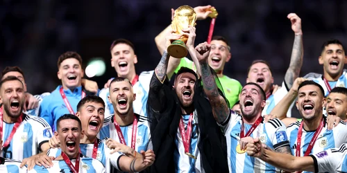 Argentina castigatoare CMF din Qatar 2022 trofeu medalii poza grup echipa Lionel Messi mantie neagra FOTO Getty Images jpg