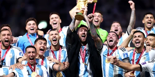 Argentina castigatoare CMF din Qatar 2022 trofeu medalii poza grup echipa Lionel Messi mantie neagra FOTO Getty Images jpg