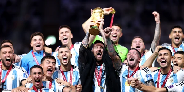 Argentina castigatoare CMF din Qatar 2022 trofeu medalii poza grup echipa Lionel Messi mantie neagra FOTO Getty Images jpg