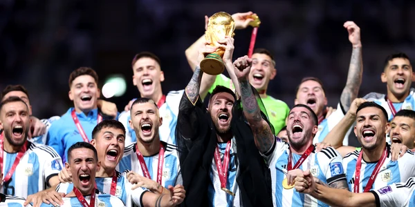 Argentina castigatoare CMF din Qatar 2022 trofeu medalii poza grup echipa Lionel Messi mantie neagra FOTO Getty Images jpg