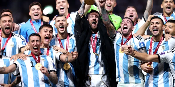 Argentina castigatoare CMF din Qatar 2022 trofeu medalii poza grup echipa Lionel Messi mantie neagra FOTO Getty Images jpg