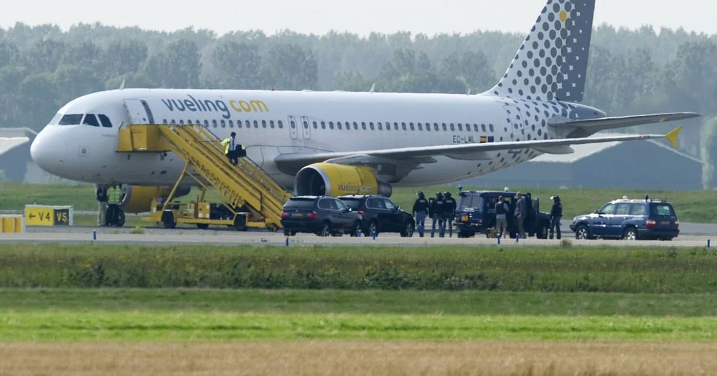 Forţele olandeze de securitate s-au deplasat pe aeroportul din Amsterdam FOTO Reuters
