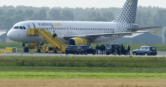 Forţele olandeze de securitate s-au deplasat pe aeroportul din Amsterdam FOTO Reuters