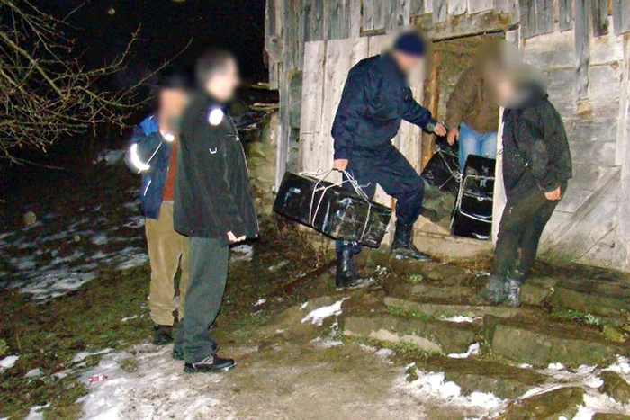 Trei traficanţi au fost prinși cu focuri de armă și arestaţi pentru contrabandă