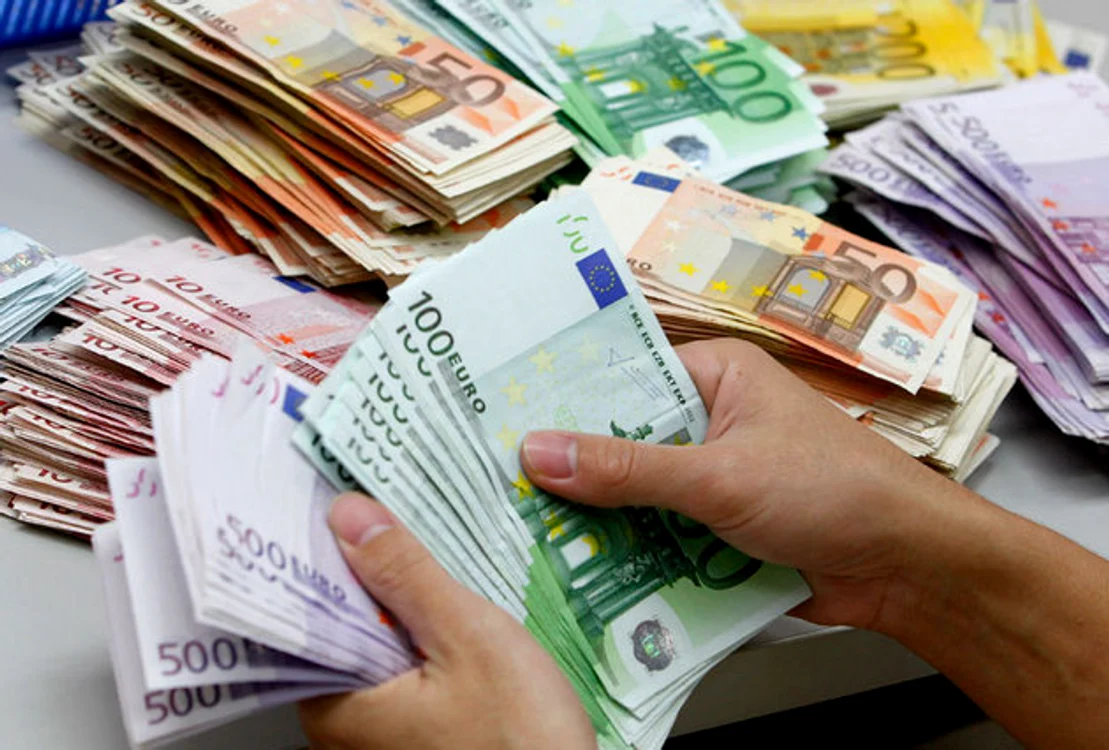 
    Moneda europeană a depășit luni 4,47 lei  