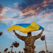 soldat ucraiean ridică steagul deasupra capului FOTO shutterstock jpg