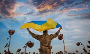 soldat ucraiean ridică steagul deasupra capului FOTO shutterstock jpg