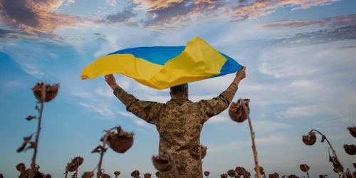 soldat ucraiean ridică steagul deasupra capului FOTO shutterstock jpg