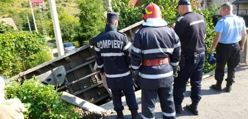 Accident pe DN 7 A în Brezoi - Vâlcea camion răsturnat sub un pod după ce i-a explodat o roată Foto Adevărul 