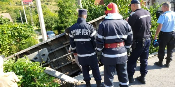 Accident pe DN 7 A în Brezoi - Vâlcea camion răsturnat sub un pod după ce i-a explodat o roată Foto Adevărul 