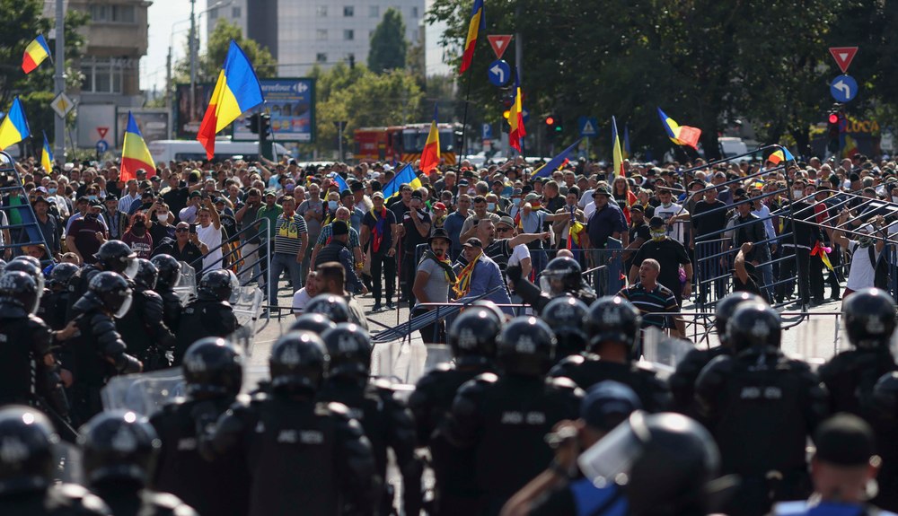Protestul fermierilor din Piața Victoriei, marcat de violențe. Jandarmi răniți și zeci de persoane ridicate de forțele de ordine