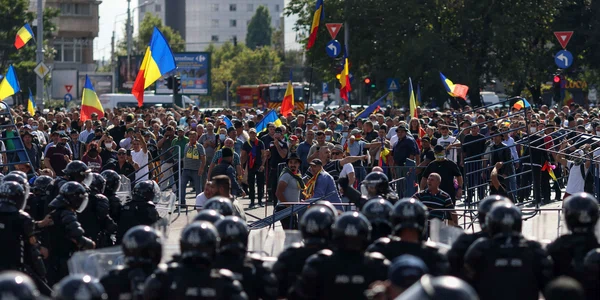 Ciocniri violente între forțele de ordine, fermieri și reprezentanți ai mișcărilor suveraniste, în București. FOTO Inquam Photos / George Călin