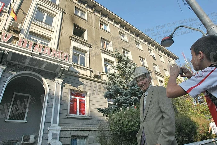
    Incendiul a avut loc la etajul doi şi  nu au existat victime Foto: Marian Iliescu  