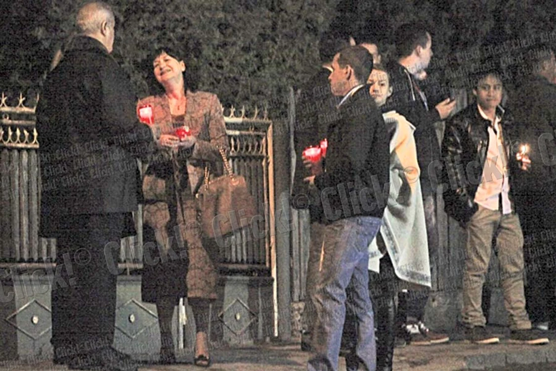 Dana şi Adrian  Năstase au luat  lumină de la  biserica din Cornu (Fotografii: Mihai Ionescu)