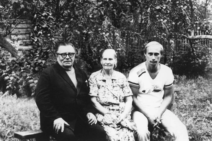 Putin alături de părinții lui. Foto: Kremlin.ru