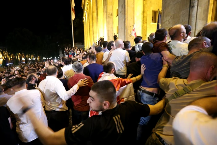 Protestatari încercând să intre în clădirea Parlamentului georgian FOTO EPA-EFE