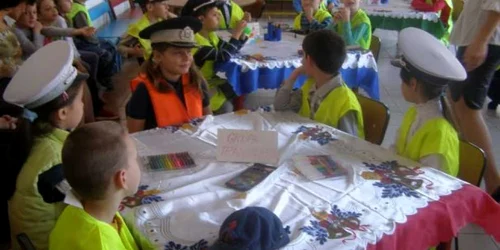  Prichindeii au fost învăţaţi cum să treacă strada corect 