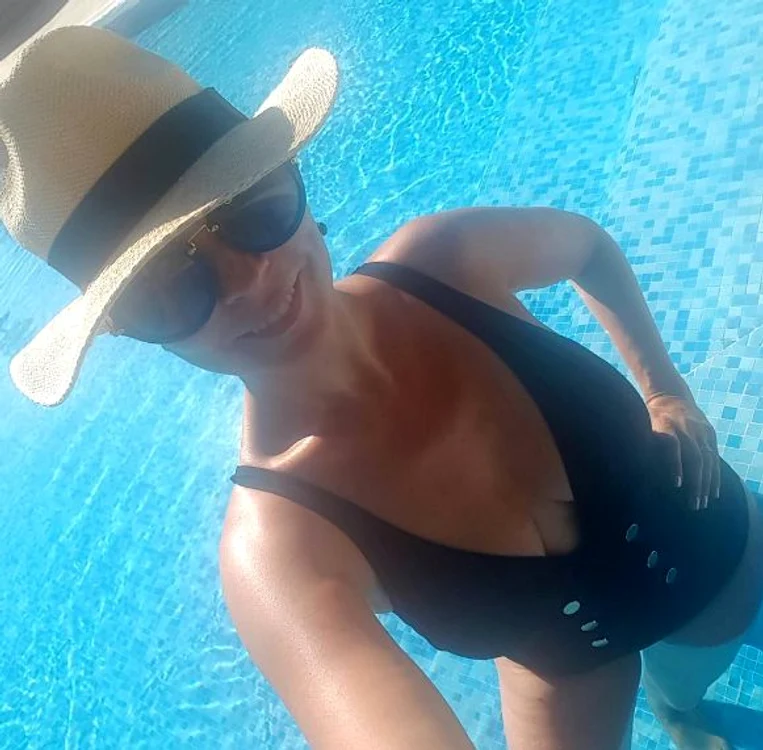 Andreea Marin arată foarte bine în costum de baie