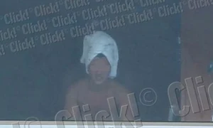 Bărbatul se află în spatele femeii, protejat de umbra puternică jpeg