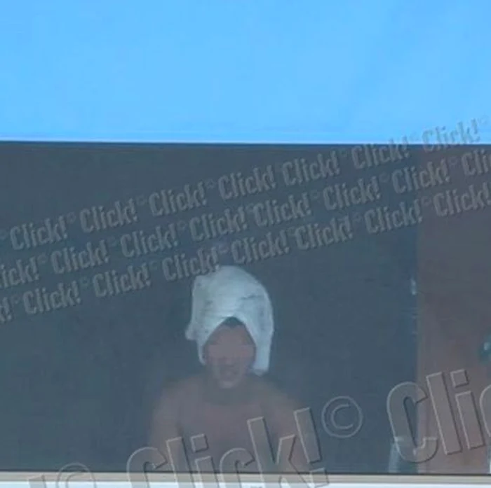 Bărbatul se află în spatele femeii, protejat de umbra puternică