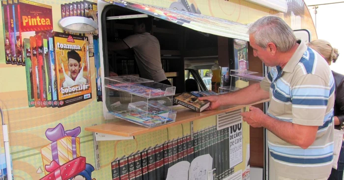 Cititorii, încântaţi de întâlnirea cu librăria ambulantă