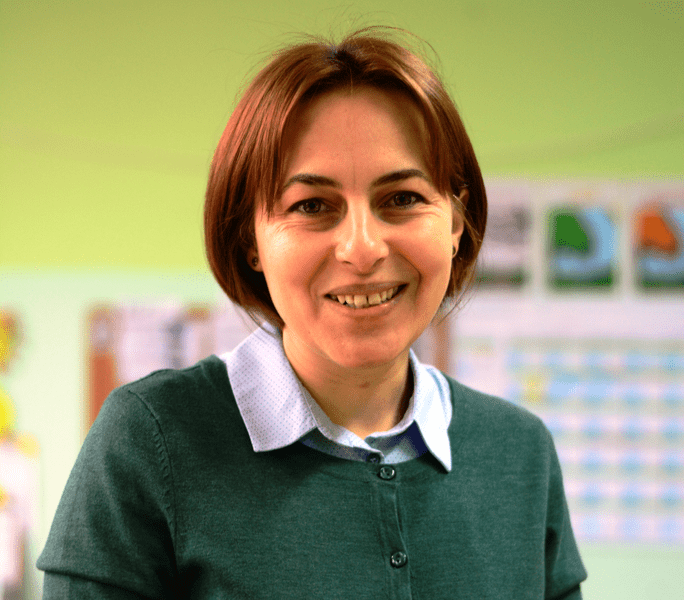 Educatoarea care a eliminat jucăriile la clasă. Elevii ei învață prin experimentare și fac vulcani din făină, sare, ulei și apă