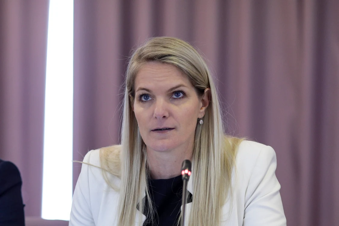 Perete al unei clădiri pe care scrie Euroins