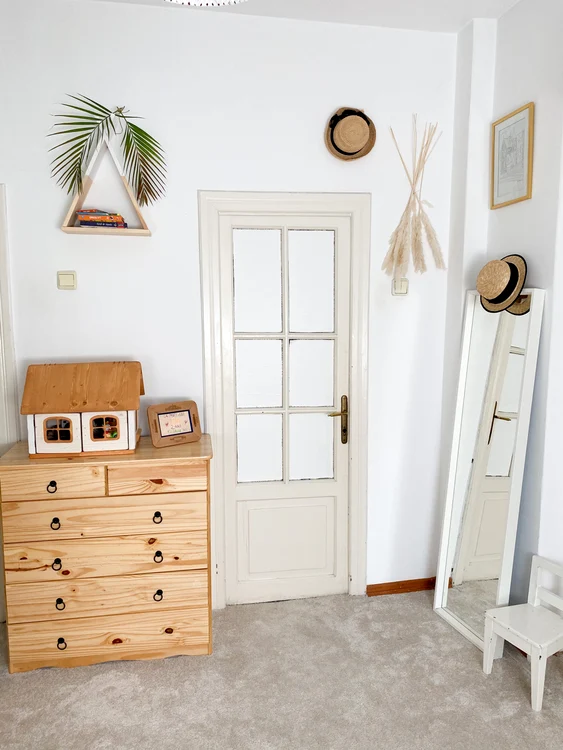 Scăunelul alb din lemn face legătura dintre copilăria Laurei și copilăria fiicelor ei