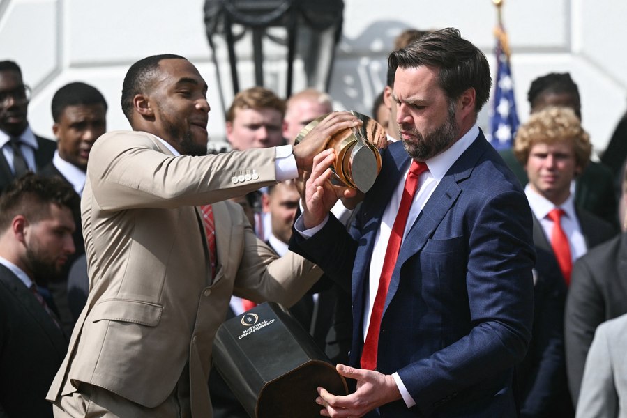JD Vance a scapat trofeul campionatului naţional al statului Ohio, la festivitatea de la Casa Albă