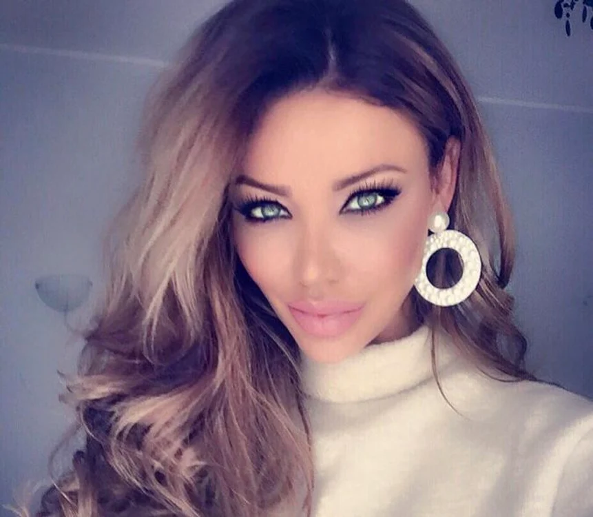 
    Bianca s-a lăsat pe mâna artistului tatuator pentru a avea sprâncene perfecteFoto: arhivă personală  