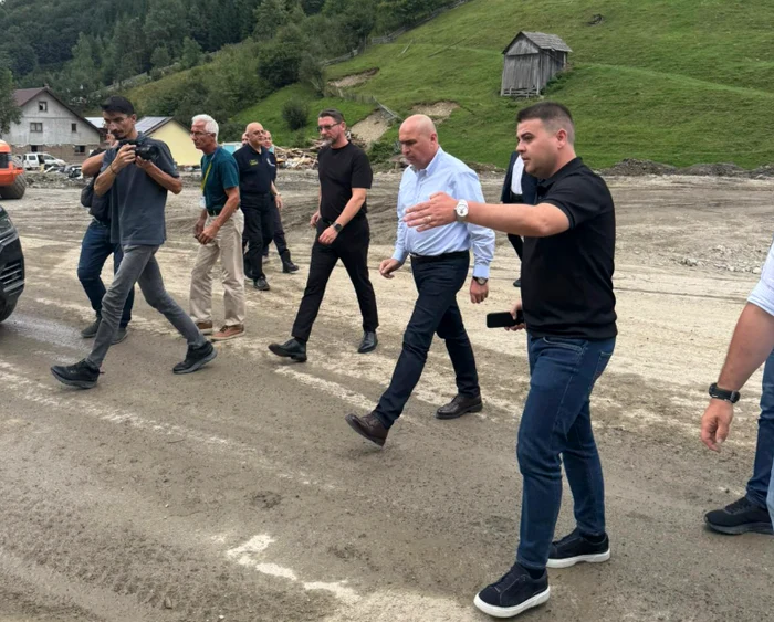 Ilie Bolojan, într-o vizită neanunțată la Broșteni / Sursa foto: Monitorul de Suceava