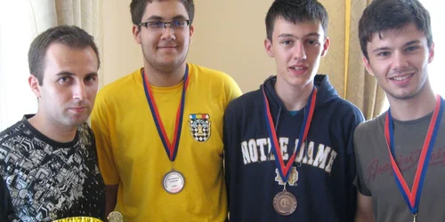 Cătălin Ardelean împreună cu medaliaţii de la Campionatele Europene